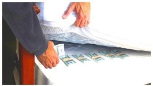 dinero en casa o en el banco